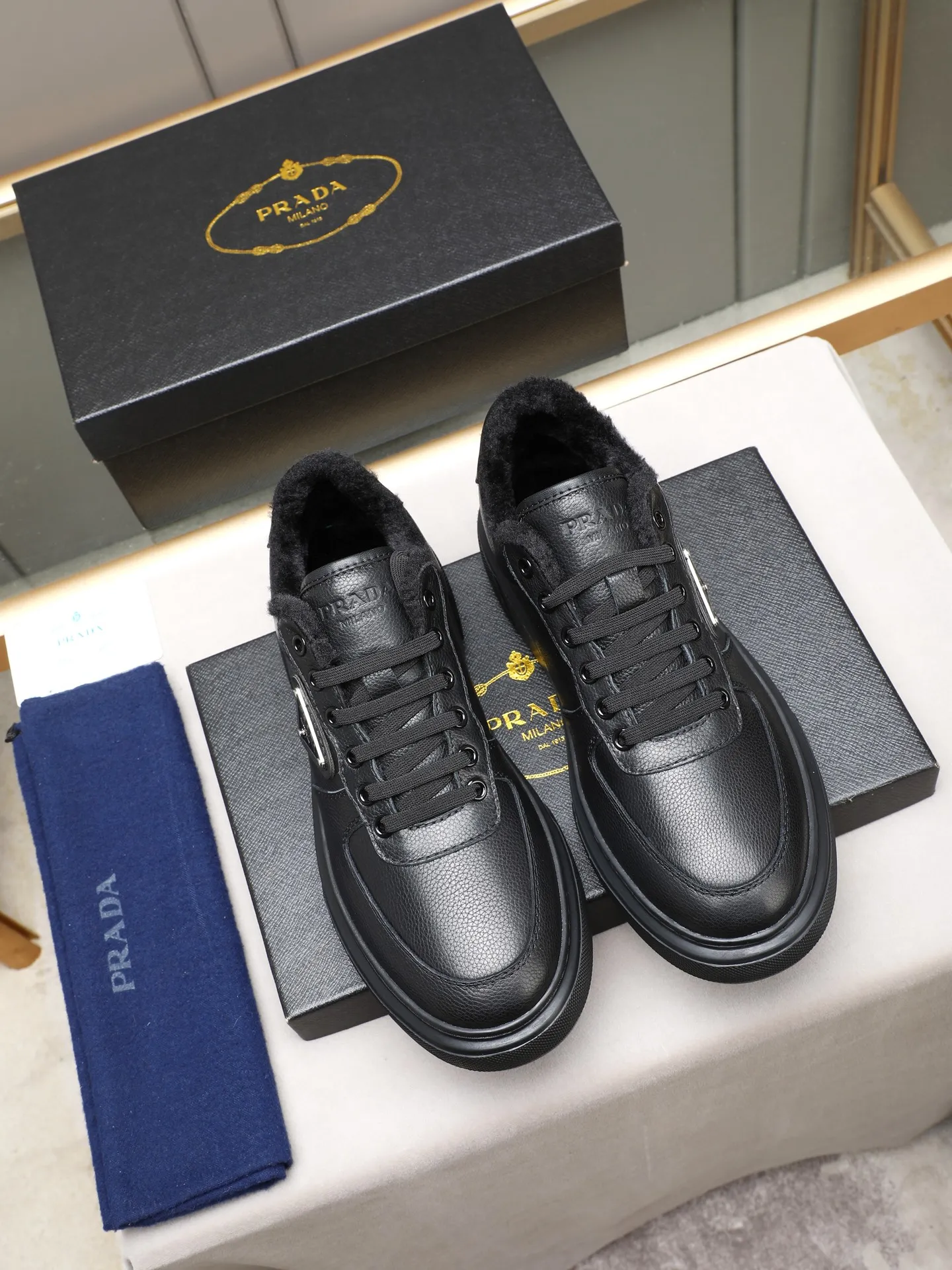 PP460 Prada/Prada men's new casual shoes, this upper is made of imported calfskin + velvet lining! The outside is decorated with the P family's classic metal triangle enamel logo, and the outsole is made of non-slip sports foam ultra-light outsole, which feels good on the feet and is a fashionable and fashionable item! Two colors to choose from!  Size: 38-44 (45 customized)